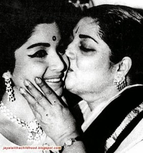jayalalitha-kissed-by-her-mother